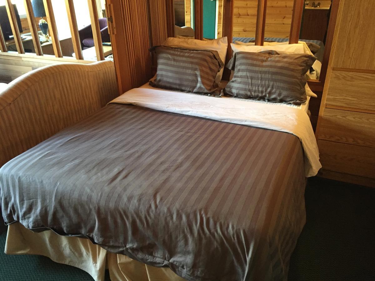 Falcon Lake Hotel Ngoại thất bức ảnh