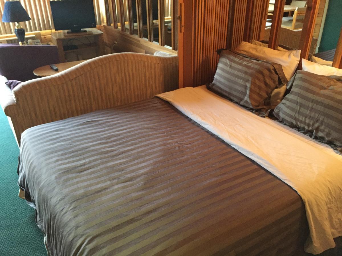 Falcon Lake Hotel Ngoại thất bức ảnh