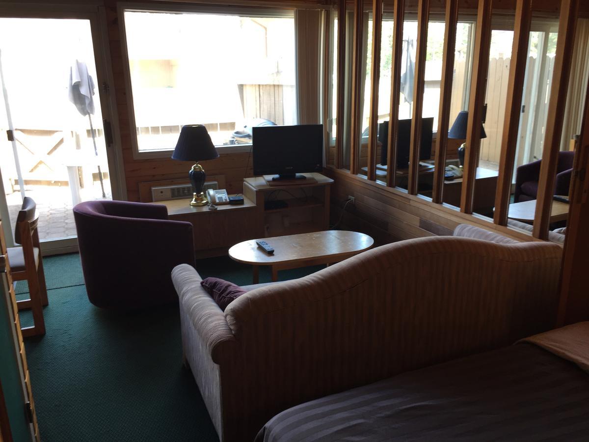 Falcon Lake Hotel Ngoại thất bức ảnh