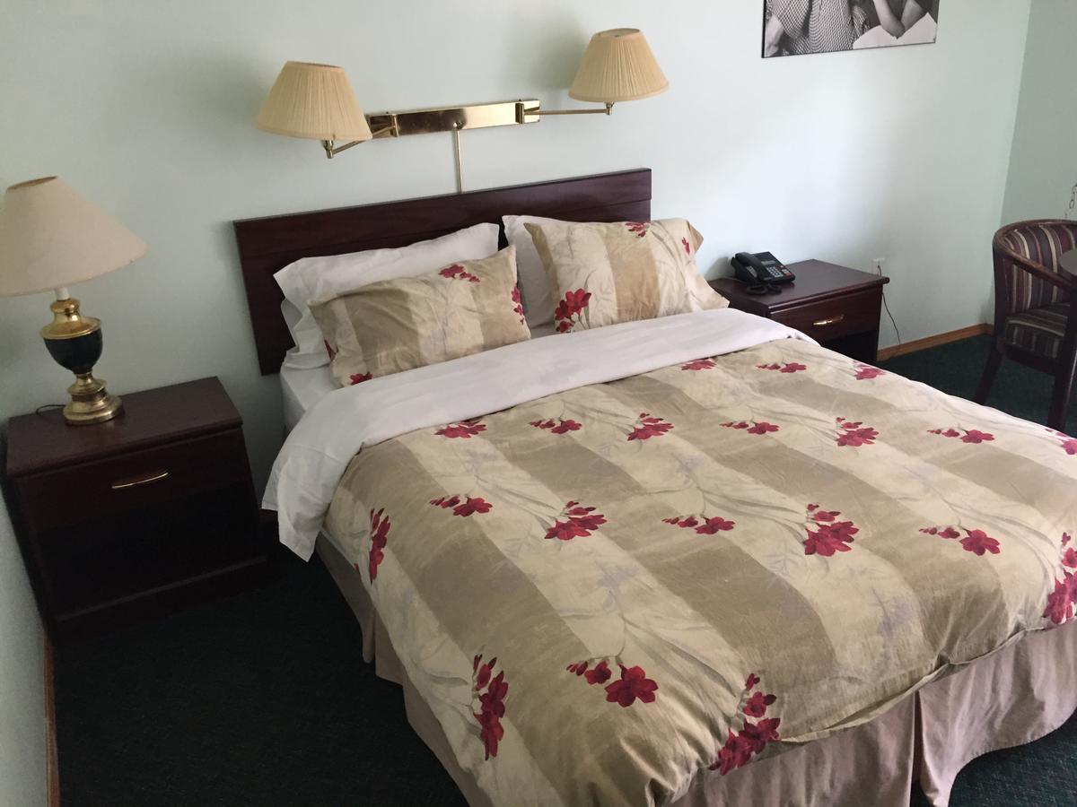 Falcon Lake Hotel Ngoại thất bức ảnh