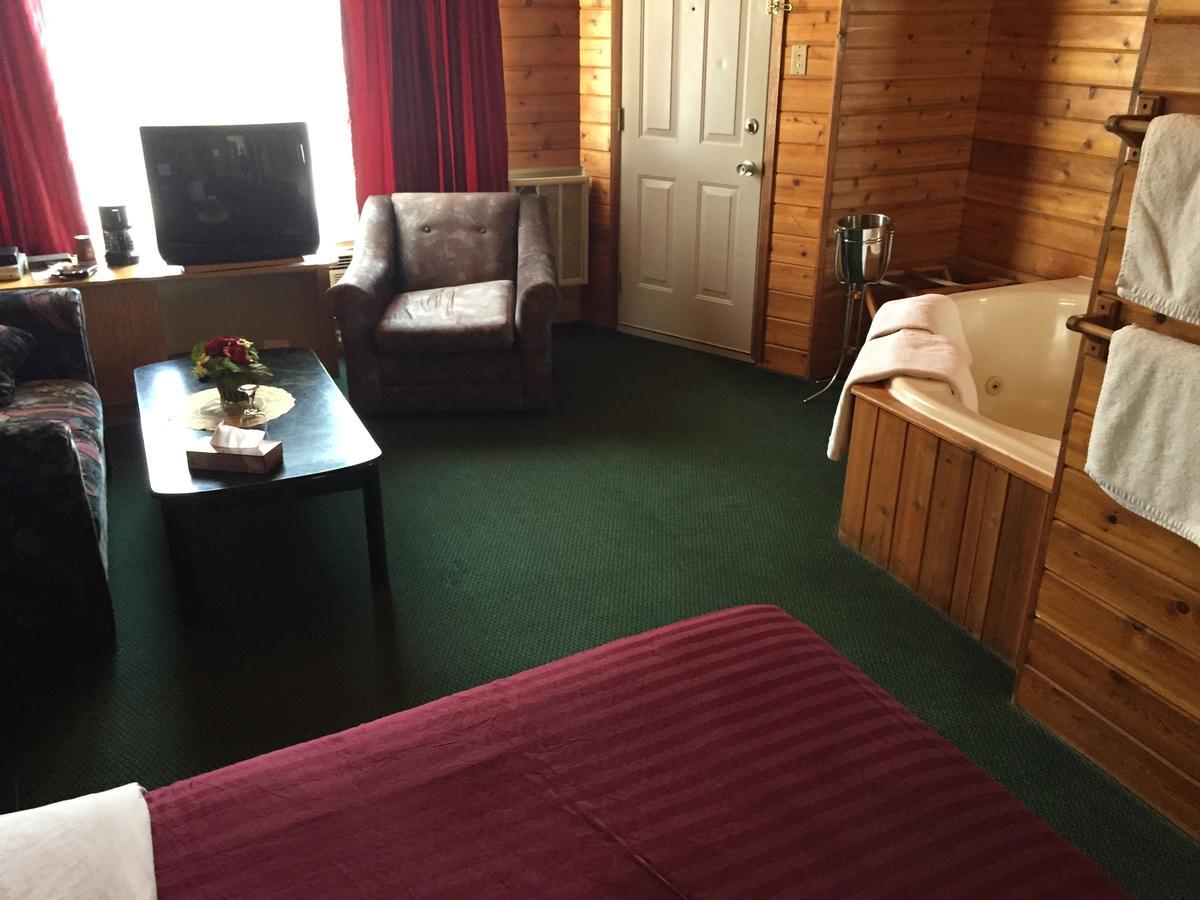 Falcon Lake Hotel Ngoại thất bức ảnh
